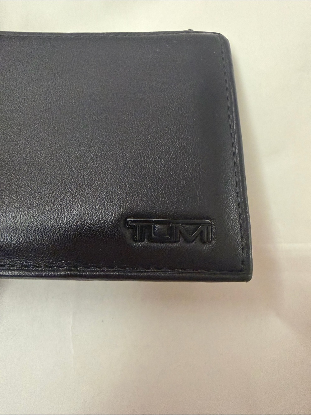Tumi Black Leather Men's Wallet with Embossed Logo
